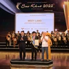 Doanh nhân Hoàng Mai Chung - Chủ tịch Hội đồng quản trị Công ty Cổ phần Tập đoàn Meey Land đại diện nhận Giải thưởng Sao Khuê 2022.