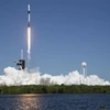 Tên lửa Falcon 9 của Space X đưa tàu Crew Dragon rời bệ phóng tại Trung tâm vũ trụ Kennedy ở Florida (Mỹ) ngày 8/4. (Ảnh: AFP/TTXVN)