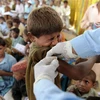 Nhân viên y tế tiêm vaccine phòng viêm gan cho các em nhỏ tại Kandkot, tỉnh Sindh, miền Nam Pakistan. (Ảnh: AFP/TTXVN)