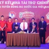 Ông Kaneda Hiroki (bên phải), Phó Tổng giám đốc Công ty Cổ phần Acecook Việt Nam và ông Lê Hoài Anh, Tổng Thư ký VFF ký kết tiếp tục là nhà tài trợ các đội tuyển bóng đá quốc gia Việt Nam. (Ảnh: Minh Quyết/TTXVN)