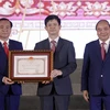 Chủ tịch nước Nguyễn Xuân Phúc trao tặng Huân chương Hồ Chí Minh cho tỉnh Quảng Trị. (Ảnh: Thống Nhất/TTXVN)