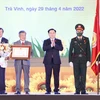 Chủ tịch Quốc hội Vương Đình Huệ trao tặng Huân chương Lao động hạng Nhất của Chủ tịch nước cho đảng bộ, chính quyền và nhân dân tỉnh Trà Vinh. (Ảnh: Doãn Tấn/TTXVN)