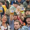 Người dân tham gia lễ hội bia Oktoberfest tại Munich, Đức, ngày 22/9/2019. (Ảnh: AFP/ TTXVN)