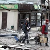 Người dân sơ tán khỏi thành phố Mariupol, Ukraine, ngày 18/4. (Ảnh: THX/TTXVN)