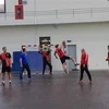 Đội tuyển Bóng ném nam đang tập luyện tại nhà tập luyện môn Bóng ném trong nhà trường đại học Thể dục thể thao Bắc Ninh. (Ảnh: Đinh Văn Nhiều/TTXVN)