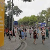 Biểu ngữ chào SEA Games 31 trên phố đi bộ Đinh Tiên Hoàng. (Ảnh: Trần Việt/TTXVN)