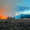 Khói lửa bốc lên từ đám cháy rừng ở bang Arizona, Tây Nam nước Mỹ ngày 19/4. (Ảnh: AP/TTXVN)