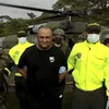 Binh sỹ và cảnh sát Colombia áp giải đối tượng Dairo Antonio Usuga (giữa) tại Bogota ngày 23/10/2021. (Ảnh: AFP/ TTXVN)