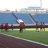 Đội tuyển U23 Singapore đến tham quan sân Thiên Trường. (Ảnh: Công Luật/TTXVN)