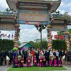 Các đại biểu dự lễ gắn biển tên Việt tại chùa Ngọc Thành. (Ảnh: TTXVN phát)