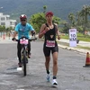 Một vận động viên nữ của Việt Nam đang dẫn đầu phần thi chạy bộ. (Ảnh: Trần Lê Lâm/TTXVN)
