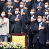 Tân Tổng thống Hàn Quốc Yoon Suk-yeol (phải) tại lễ tuyên thệ nhậm chức ở Seoul ngày 10/5. (Ảnh: AFP/ TTXVN)