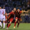 Trần Thị Thùy Trang (số 8) và Đội trưởng Huỳnh Như (số 9) ăn mừng bàn thắng nâng tỉ số lên 2-1. 