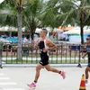 Ở vòng chạy cuối, vận động viên Phạm Tiến Sản của Việt Nam đã vươn lên dẫn trước vận động viên Ferbriade Rudi của Indonesia và giành vị trí số 1. (Ảnh: Công Đạt/TTXVN)