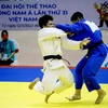 Vận động viên Lê Anh Tài (Việt Nam-trắng) giành chiến thắng trước vận động viên Puyang Wei (Thái Lan-xanh) tại vòng loại nội dung đối kháng nam dưới 90kg. (Ảnh: Quang Quyết/TTXVN)