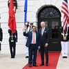 Tổng thống Hoa Kỳ Joseph Robinette Biden Jr. đón Thủ tướng Phạm Minh Chính. (Ảnh: Dương Giang/TTXVN)