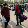 Người dân Ukraine sơ tán từ thành phố Mariupol tới thành phố Zaporizhzhia ngày 3/5. (Ảnh: AFP/TTXVN)