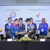 Ông Nguyễn Xuân Cường, Chủ tịch Hội Thể thao điện tử giải trí Việt Nam (bên phải) cùng đại diện các bên ký kết hợp tác toàn diện. (Ảnh: TTXVN)