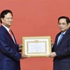 Thủ tướng Phạm Minh Chính trao Huy hiệu 55 tuổi Đảng cho đồng chí Nguyễn Tấn Dũng, nguyên Ủy viên Bộ Chính trị, nguyên Thủ tướng Chính phủ. (Ảnh: TTXVN)
