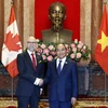 Chủ tịch nước Nguyễn Xuân Phúc tiếp đại sứ Canada Shawn Perry Steil trình Quốc thư. (Ảnh: Thống Nhất/TTXVN)