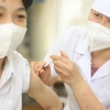 Nhân viên y tế quận Hà Đông tiêm vaccine phòng COVID-19 cho học sinh lớp 6 tại điểm tiêm chủng trường THCS Lê Quý Đôn, quận Hà Đông. (Ảnh: Minh Quyết/TTXVN)