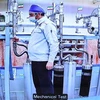 Kỹ thuật viên làm việc tại cơ sở làm giàu urani Natanz của Iran. (Ảnh: AFP/ TTXVN)