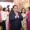 Thủ tướng Phạm Minh Chính và đoàn công tác đến dâng hương, hoa tưởng niệm Chủ tịch Tôn Đức Thắng. (Ảnh: Dương Giang/TTXVN)