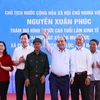 Chủ tịch nước Nguyễn Xuân Phúc thăm mô hình người cao tuổi làm kinh tế giỏi Hợp tác xã Tân Minh Đức. (Ảnh: Thống Nhất/TTXVN)