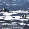Chiến đấu cơ Gripen (trái) của Thụy Điển và F-18 Hornet của Phần Lan tham gia cuộc tập trận chung tại thị trấn Jokkmokk của Thụy Điển và Rovaniemi của Phần Lan, ngày 25/3/2019. (Ảnh: AFP/TTXVN)