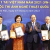 Chủ tịch nước Nguyễn Xuân Phúc trao Huy chương Vàng cho các tác giải đoạt giải. (Ảnh: Thống Nhất/TTXVN)