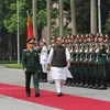 Bộ trưởng Quốc phòng Phan Văn Giang và Bộ trưởng Quốc phòng Ấn Độ Rajnath Singh duyệt đội danh dự Quân đội Nhân dân Việt Nam. (Ảnh: Trọng Đức/TTXVN)
