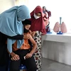 Nhân viên y tế tiêm vaccine phòng COVID-19 cho học sinh tại Darul Imarah, gần Banda Aceh, Indonesia. (Ảnh: AFP/TTXVN)