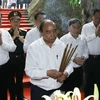 Chủ tịch nước Nguyễn Xuân Phúc dâng hương tại Đền thờ Liệt sỹ Hang 8 thanh niên xung phong. (Ảnh: Thống Nhất/TTXVN)