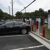 Xe điện của Tesla tại một trạm sạc điện ở Arlington, bang Virginia (Mỹ). (Ảnh: AFP/TTXVN)