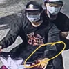 Hình ảnh trích xuất từ camera nhận dạng hai nghi phạm trong vụ cướp giật tài sản của tiệm vàng. (Nguồn: thanhnien.vn)