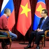 Nhà báo Bùi Duy Trinh, trưởng cơ quan thường trú TTXVN tại LB Nga phỏng vấn Đại sứ Đặng Minh Khôi. (Ảnh: Trần Hiếu/TTXVN)