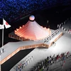 Quốc kỳ Nhật Bản (phải) và cờ Olympic tại lễ khai mạc Olympic Tokyo 2020 ở Tokyo, Nhật Bản, ngày 23/7/2021. (Ảnh: AFP/ TTXVN)