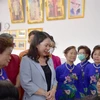 Phó Chủ tịch nước Võ Thị Ánh Xuân nói chuyện với các giáo viên tại lớp học tiếng Việt ở Udon Thani. (Ảnh: Hữu Kiên/TTXVN)