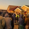 Người dân tập trung bên ngoài câu lạc bộ đêm ở thành phố Đông London, Nam Phi, nơi xảy ra vụ 17 thanh niên tử vong bất thường, ngày 26/6. (Ảnh: Twitter/TTXVN)