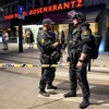 Lực lượng an ninh phong tỏa hiện trường vụ xả súng tại hộp đêm ở Oslo, Na Uy, ngày 25/6. (Ảnh: Reuters/ TTXVN)