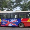 Xe buýt của Công ty Bảo Yến Bus quảng cáo trang web cá độ bóng đá. (Ảnh: Báo Giao thông)