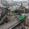 Thi công cầu cạn trên cao tại khu vực cầu vượt Ngã Tư Vọng nối đường Đại La với đường Trường Chinh. (Ảnh: Huy Hùng/TTXVN)