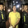 Lực lượng công an bắt giữ đối tượng Nguyễn Hữu Tịnh. (Ảnh: TTXVN phát)