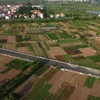Cánh đồng chuyên canh trồng rau, củ, quả đảm bảo an toàn ở xã Tiền Yên, huyện Hoài Đức (Hà Nội) nhìn từ trên cao. (Ảnh: Vũ Sinh/TTXVN)