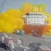 Đám khí màu vàng bùng lên sau khi một bồn chứa ga lớn rơi từ cần cẩu xuống con tàu đang neo đậu tại cảng Aqaba, Jordan ngày 27/6. (Ảnh: AFP/TTXVN)