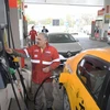 Bơm xăng cho phương tiện tại trạm xăng ở Istanbul, Thổ Nhĩ Kỳ, ngày 26/4. (Ảnh: THX/TTXVN)
