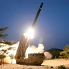Một vụ phóng thử rocket đa nòng siêu lớn tại một địa điểm bí mật ở Triều Tiên. (Ảnh: AFP/TTXVN)