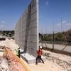Công nhân Israel tham gia xây dựng bức tường an ninh tại phía Bắc khu Bờ Tây, ngày 22/6. (Ảnh: AFP/TTXVN)
