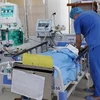 Các bác sỹ khoa Hồi sức tích cực Bệnh viện Đa khoa Lâm Đồng điều trị cho bệnh nhân thứ 3. (Ảnh: TTXVN phát)