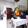 Thủ tướng Chính phủ Phạm Minh Chính ghi sổ tang tưởng niệm cố Thủ tướng Nhật Bản Abe Shinzo. (Ảnh: Dương Giang/TTXVN)